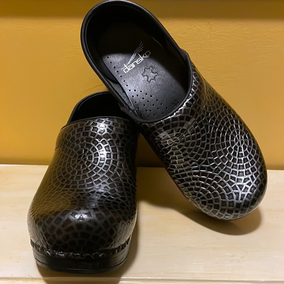 Dansko Shoes - Women’s Dansko Size 35 Shoes NEW